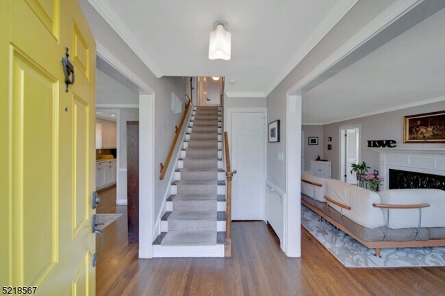 Building Photo - 21 College Ave