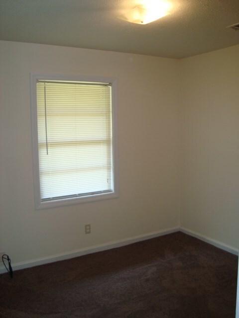 Building Photo - Nice Three Bedroom and One Bath Home Avail...