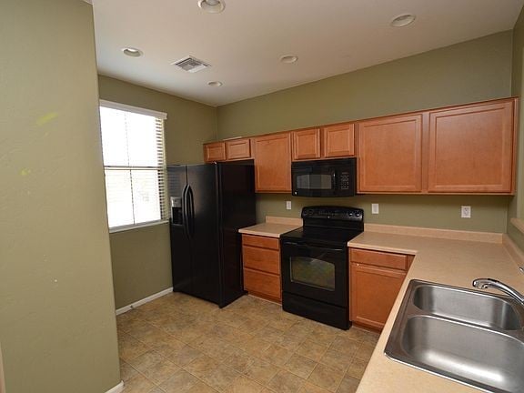 Building Photo - Tucson NEWLY REMODELED FAMILY HOME