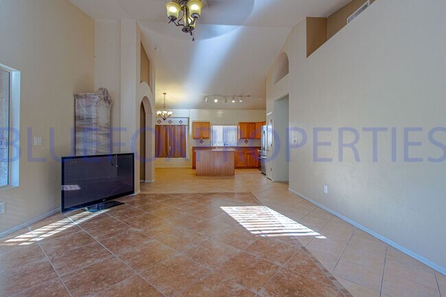 Building Photo - NW side home 4 BD 2 BTH Large Backyard