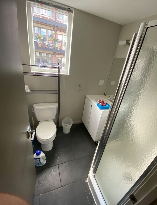 Foto del edificio - Brand New 5 Bed 2.5 Bath Available 9/1/26