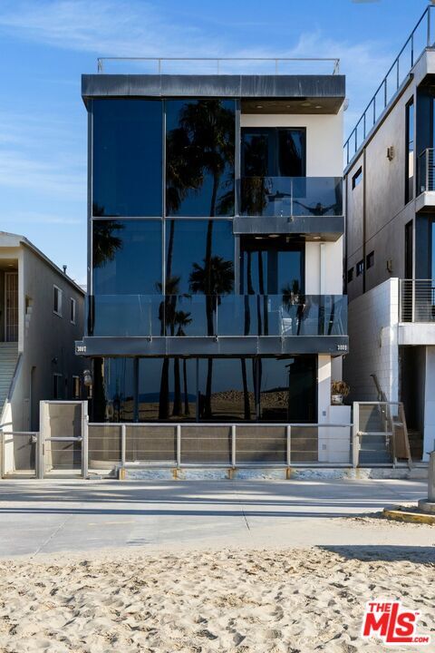 Building Photo - 3007 Ocean Front Walk