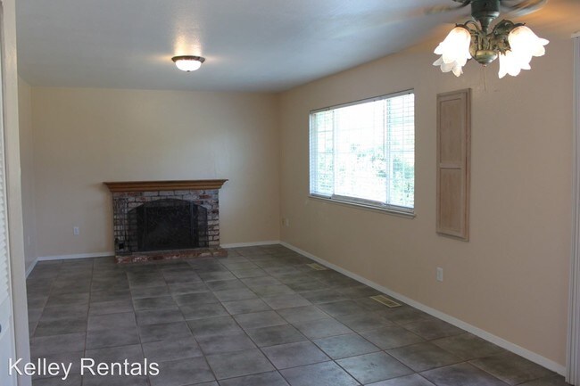 Building Photo - 3 br, 2 bath House - 1832 Holiday St