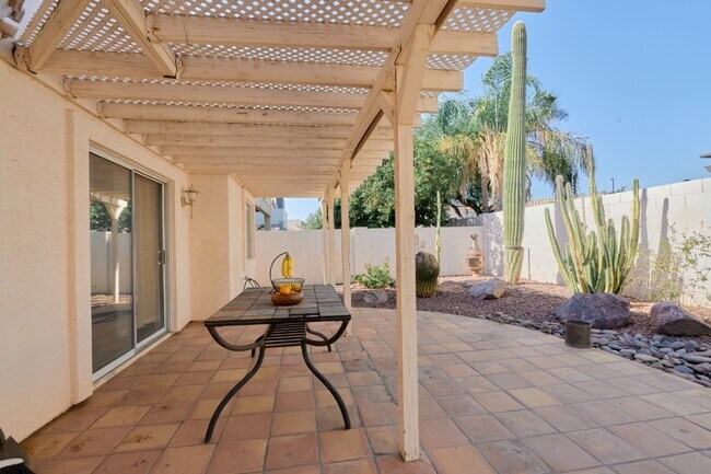 Foto del edificio - 1317 N Palmsprings Dr