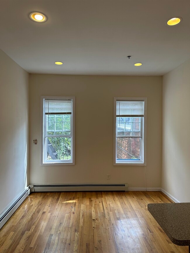 Building Photo - 331 Monroe St