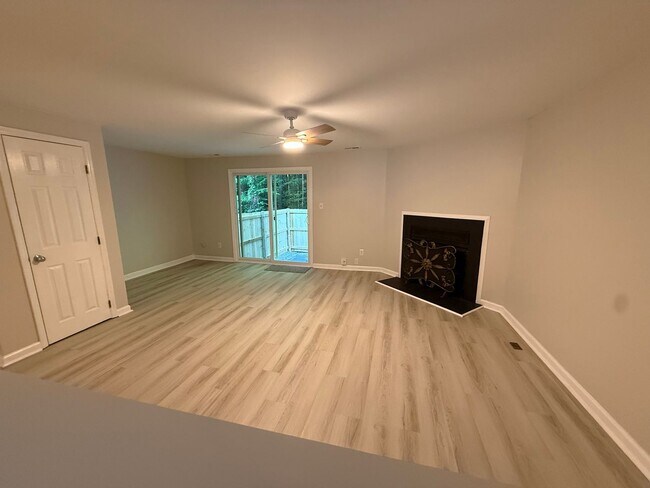 Foto del edificio - Beautiful Townhome in Prime Raleigh Location