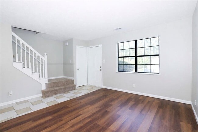 Building Photo - 320 Sprucewood Ct
