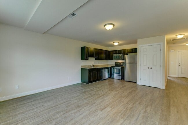 Building Photo - 3 bedroom 3 bathroom Townhome near Campbel...