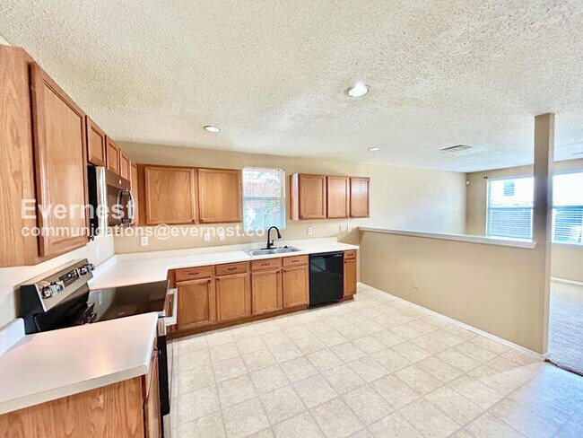 Foto del edificio - 4 Bed, 2 Bath Home with Fenced Yard & Garage / Available Now!
