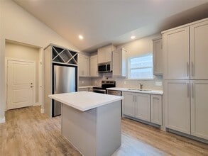 Building Photo - 216 W Live Oak St