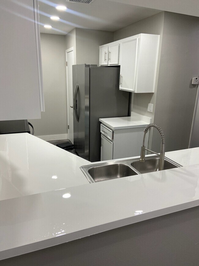 Foto del edificio - 4004 Oaks Dr