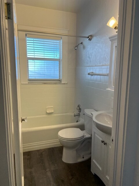 Bathroom - 1160 Turner St