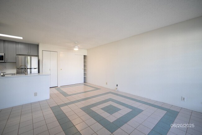 Foto del edificio - MOVE IN READY! 2/1.5/2 Renovated Unit, Cen...