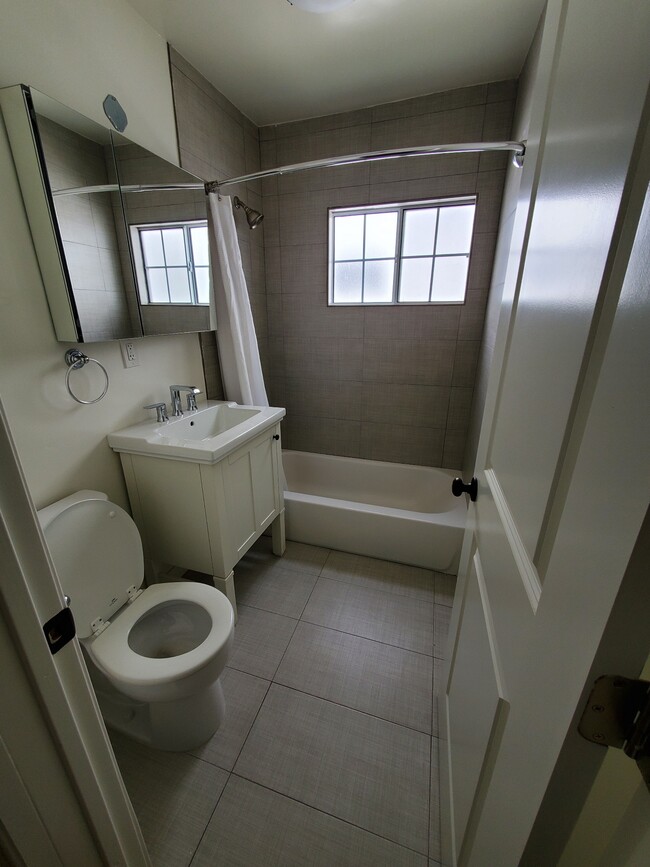 Building Photo - 145 S Roxbury Dr