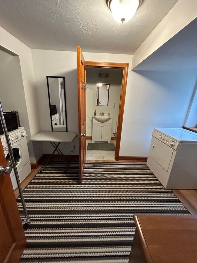 Building Photo - Marstons Mills One Bedroom