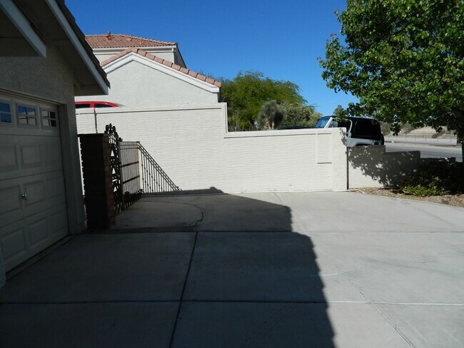 Foto del edificio - Golf course home . Uniquely Not HOA
