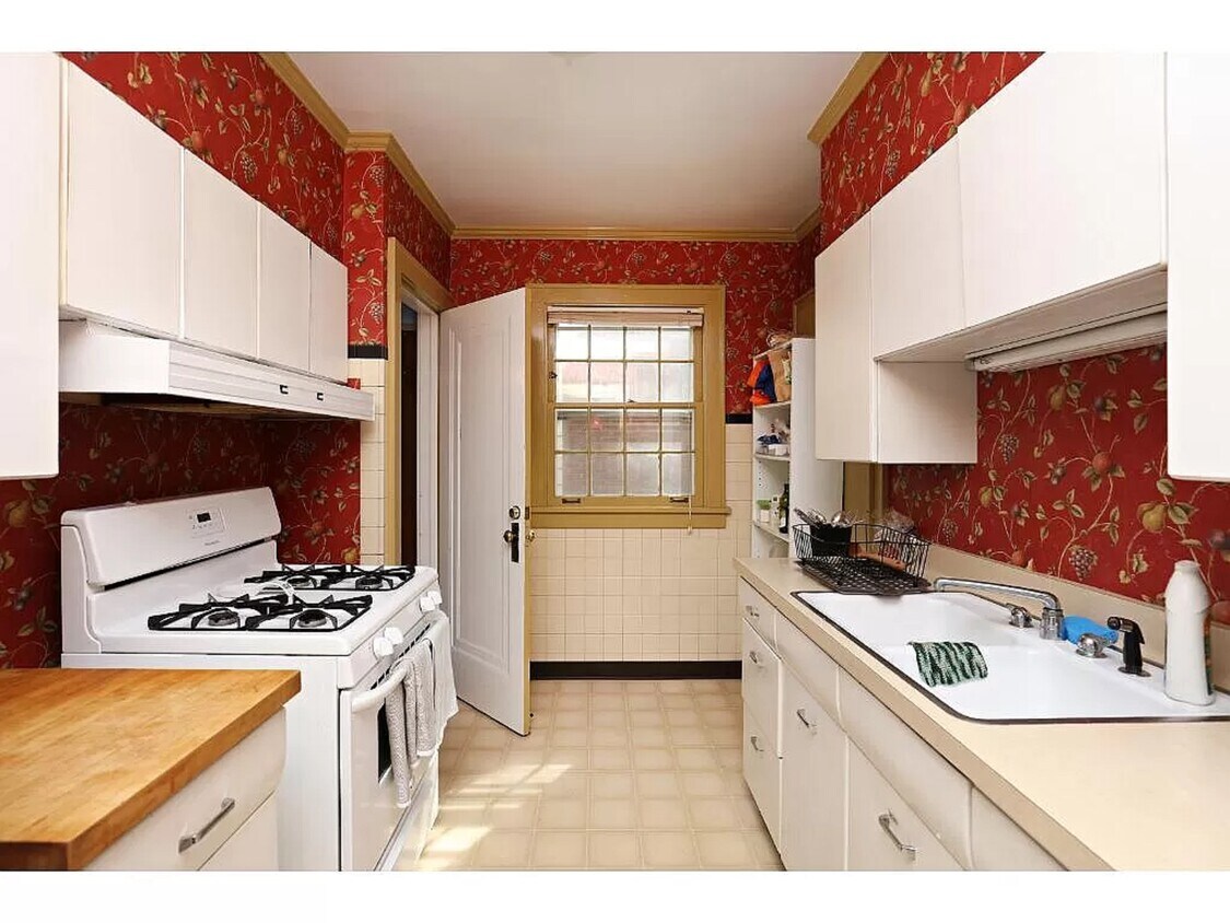 Kitchen - 1851 Saint Clair Ave