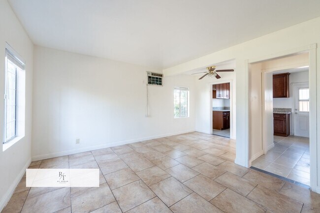 Foto del edificio - Prime Location Apartment with Remodeled Ki...