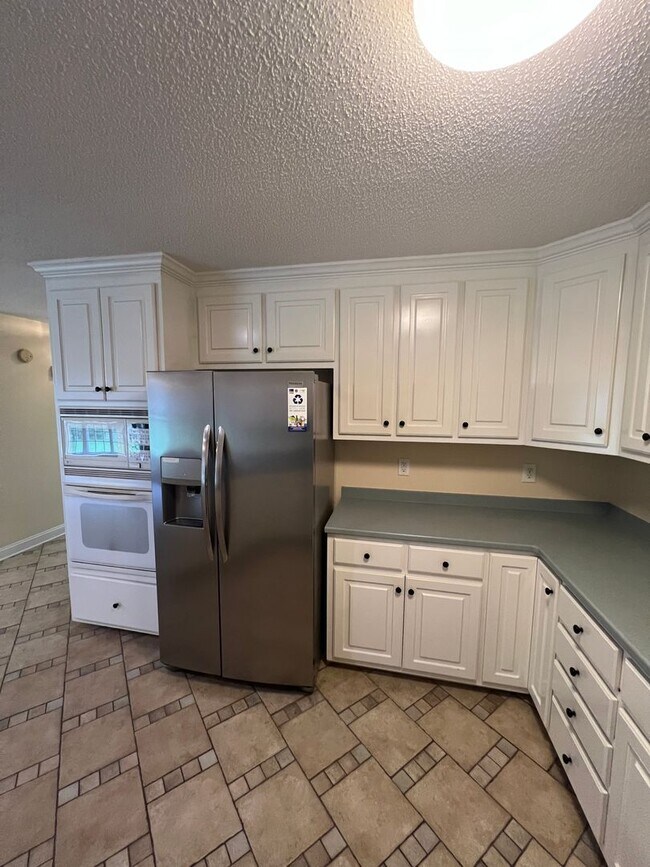 Building Photo - 2 Bedroom Single Family Home (Large Backya...