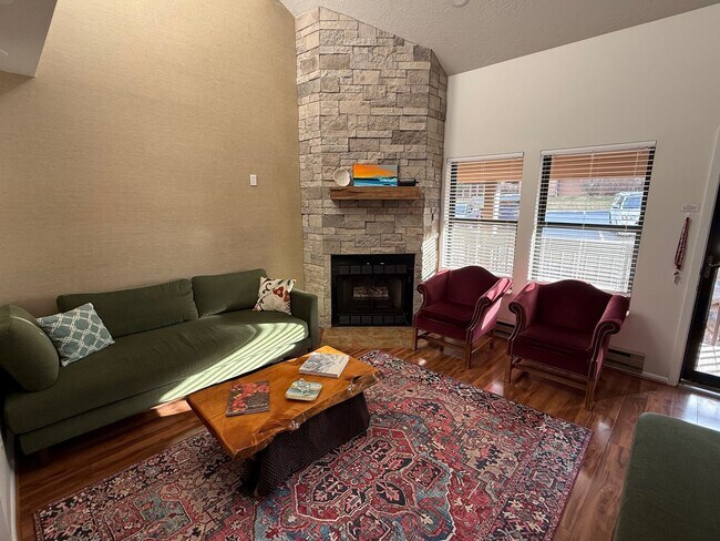 Building Photo - Beautiful condo with walk out entry and 2 parking stalls