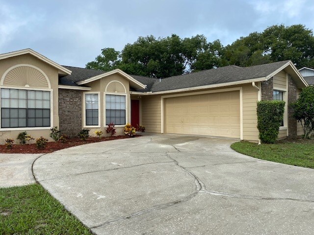 Building Photo - 4/2 in Deltona, $1,925/month