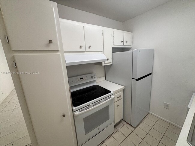Building Photo - 10790 N Kendall Dr