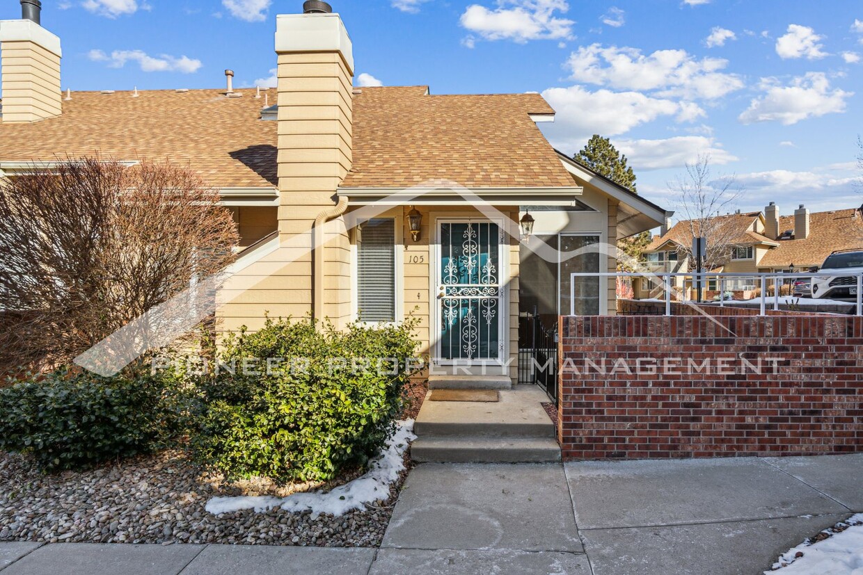 Primary Photo - Charming Townhome in Aurora with a Communi...