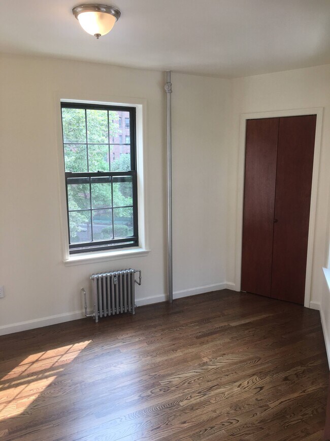Building Photo - 27 Saint James Pl