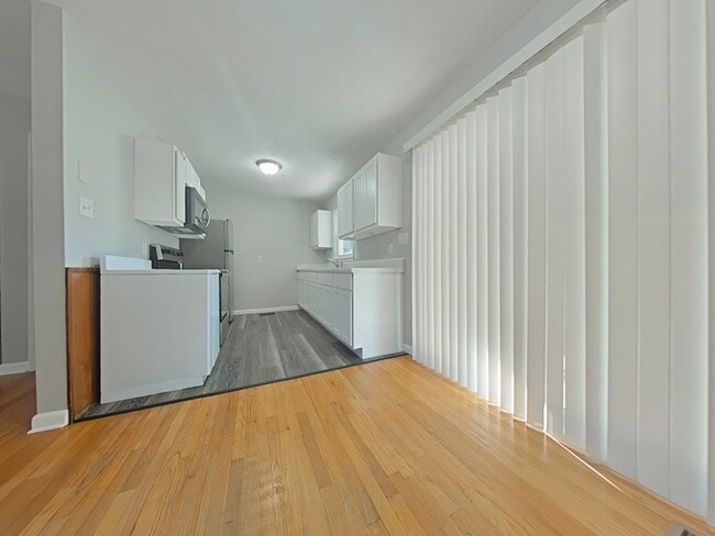 Foto del edificio - 3320 Forest Lake Dr