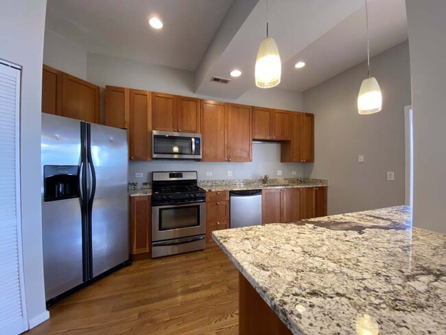 Breathtaking kitchen space with a floating island - 1800 Milwaukee