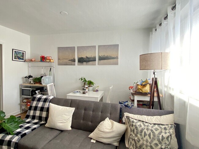 Building Photo - 67 Marion St