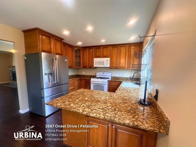 Foto del edificio - Spacious East Petaluma Home with Main-Floor Bedroom Suite