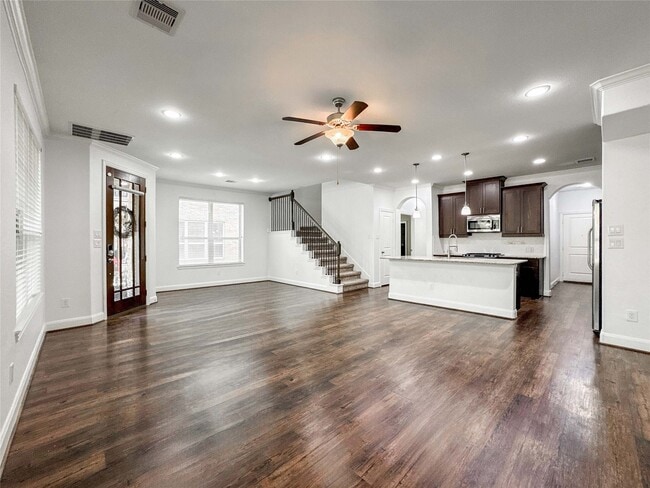 Building Photo - 717 Via Lago Dr