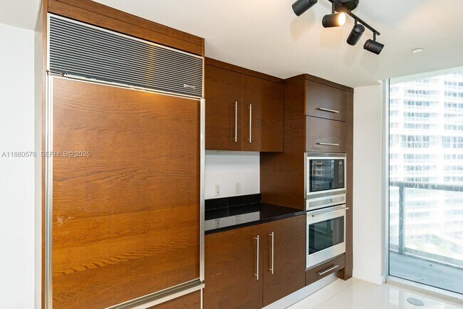 Building Photo - 495 Brickell Ave