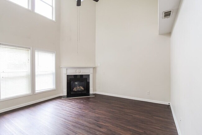 Foto del edificio - 2363 Walnut Tree Ln