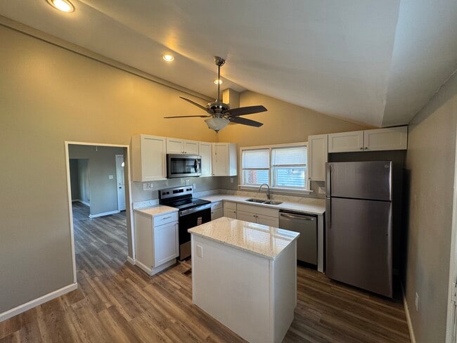 Foto del edificio - 1029 Woodside Blvd