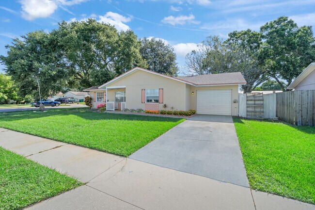 Building Photo - 2147 Sandalwood Dr