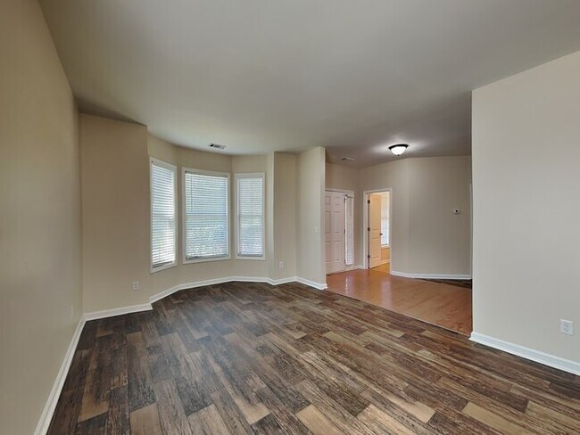 Foto del edificio - Welcome home, this house has it all!
