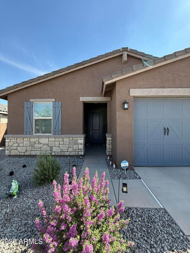 Building Photo - 2609 E San Miguel Dr