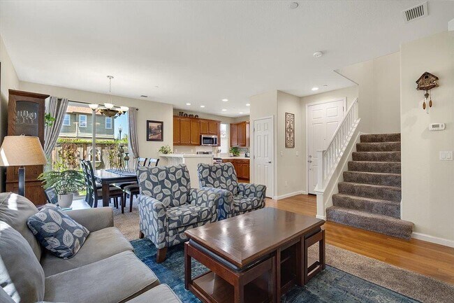 Building Photo - 751 Tennyson Dr