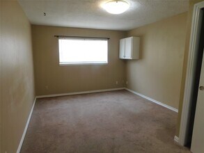Building Photo - 472 N Post Oak Ln