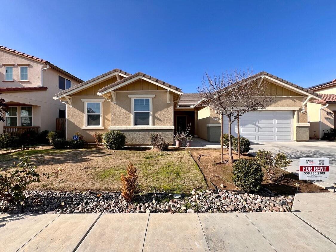 Foto principal - $2,450 Temperance & Clinton, 4 Bedroom - N...