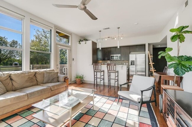 Foto del edificio - 1320 Robert Browning St