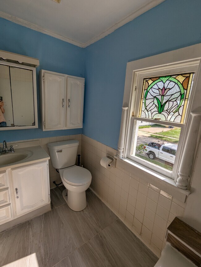 bathroom - 18 Madison St