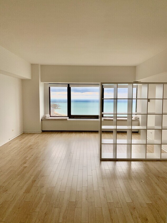 Foto principal - 175 E Delaware Pl