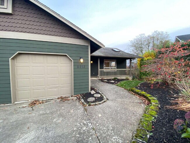 Foto del edificio - Spacious 4-bedroom with Panoramic Deck Nex...