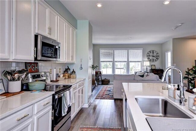 Foto del edificio - 3 Level Town home with 3 bedrooms and a bonus