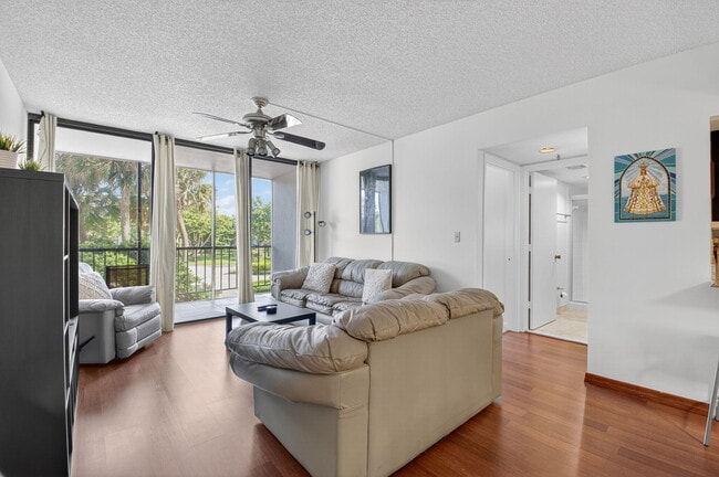Foto del edificio - 6815 Willow Wood Dr