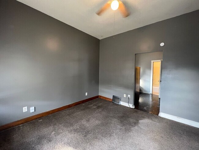 Building Photo - 847 Jason Ave