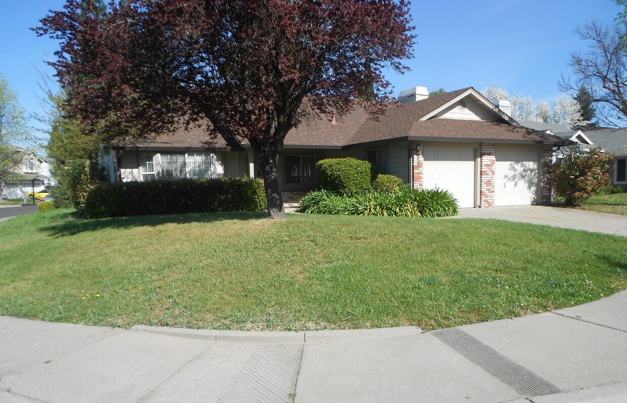 Foto principal - 3 bedroom 2 bath house in Yuba City